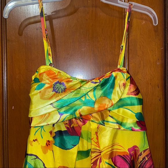 Tropical print satin blouse 🌷🌟💥🌼 - Picture 2 of 5